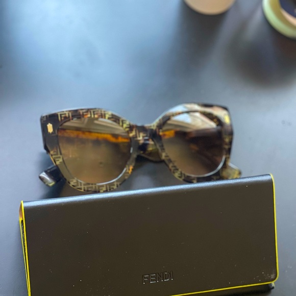 🕶️✨FENDI CAT EYE SUNGLASSES ✨🕶️ - Picture 4 of 5